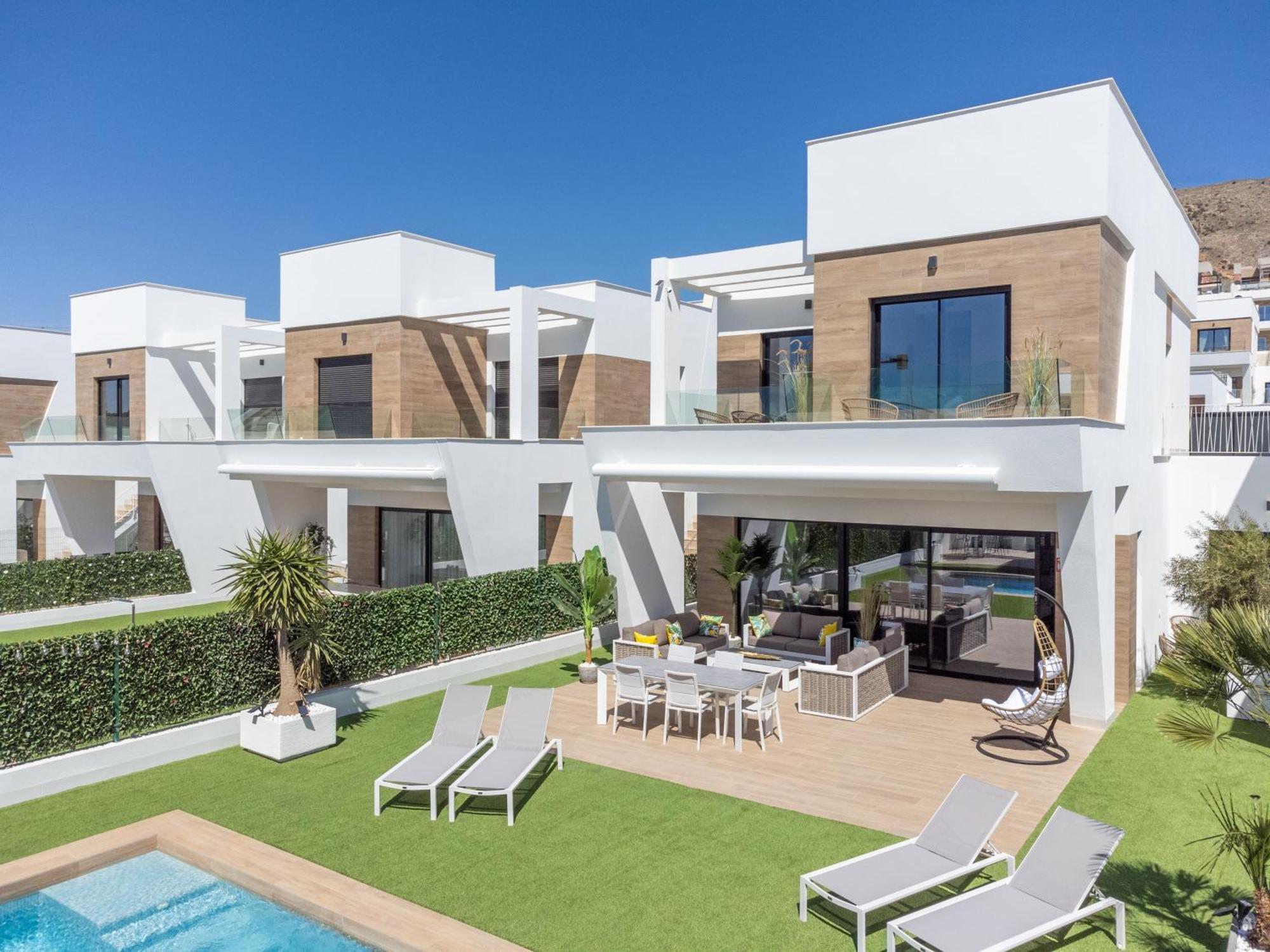 Z Basenem Villa